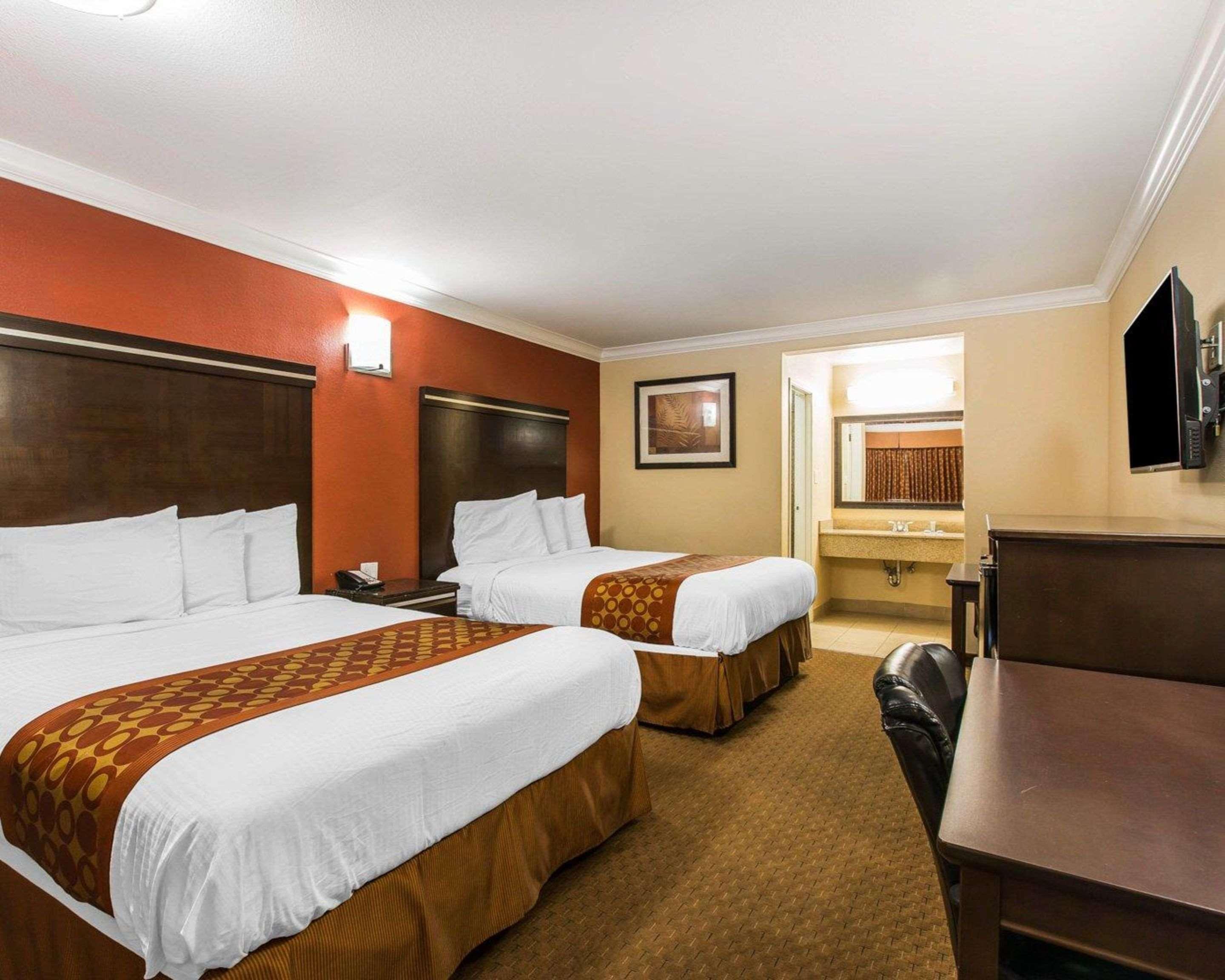 Rodeway Inn & Suites Corona Kültér fotó