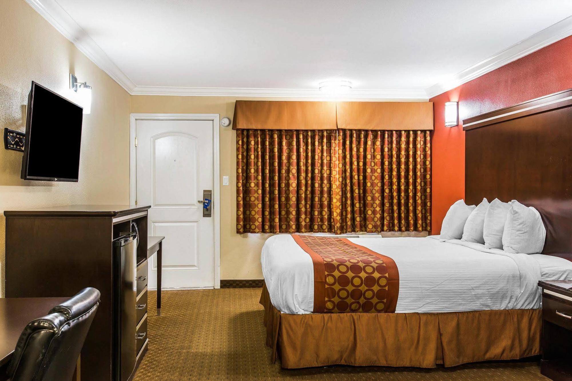Rodeway Inn & Suites Corona Kültér fotó